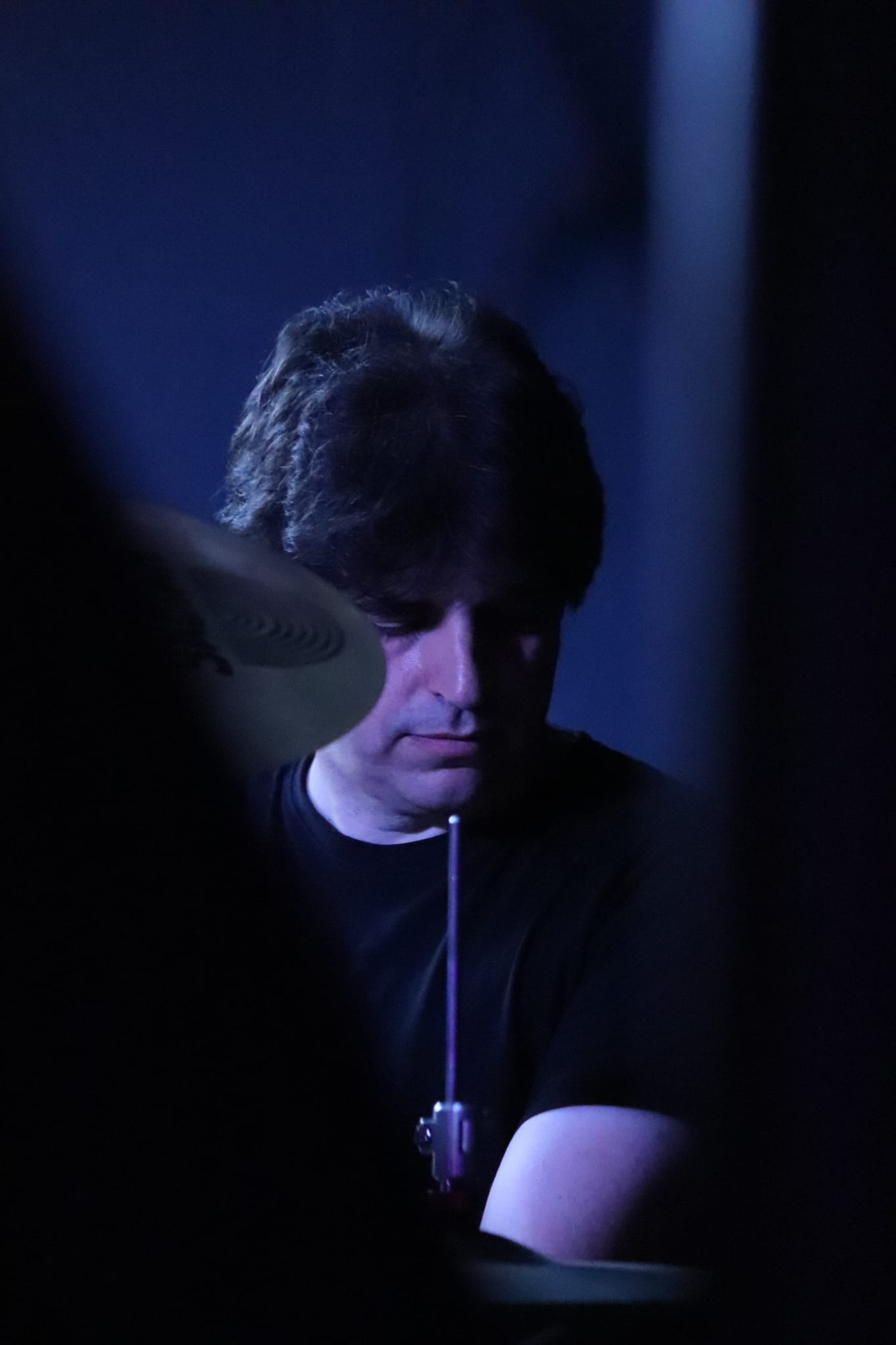 En Marcel a la bateria, entre ombres blaves i un plat en primer terme