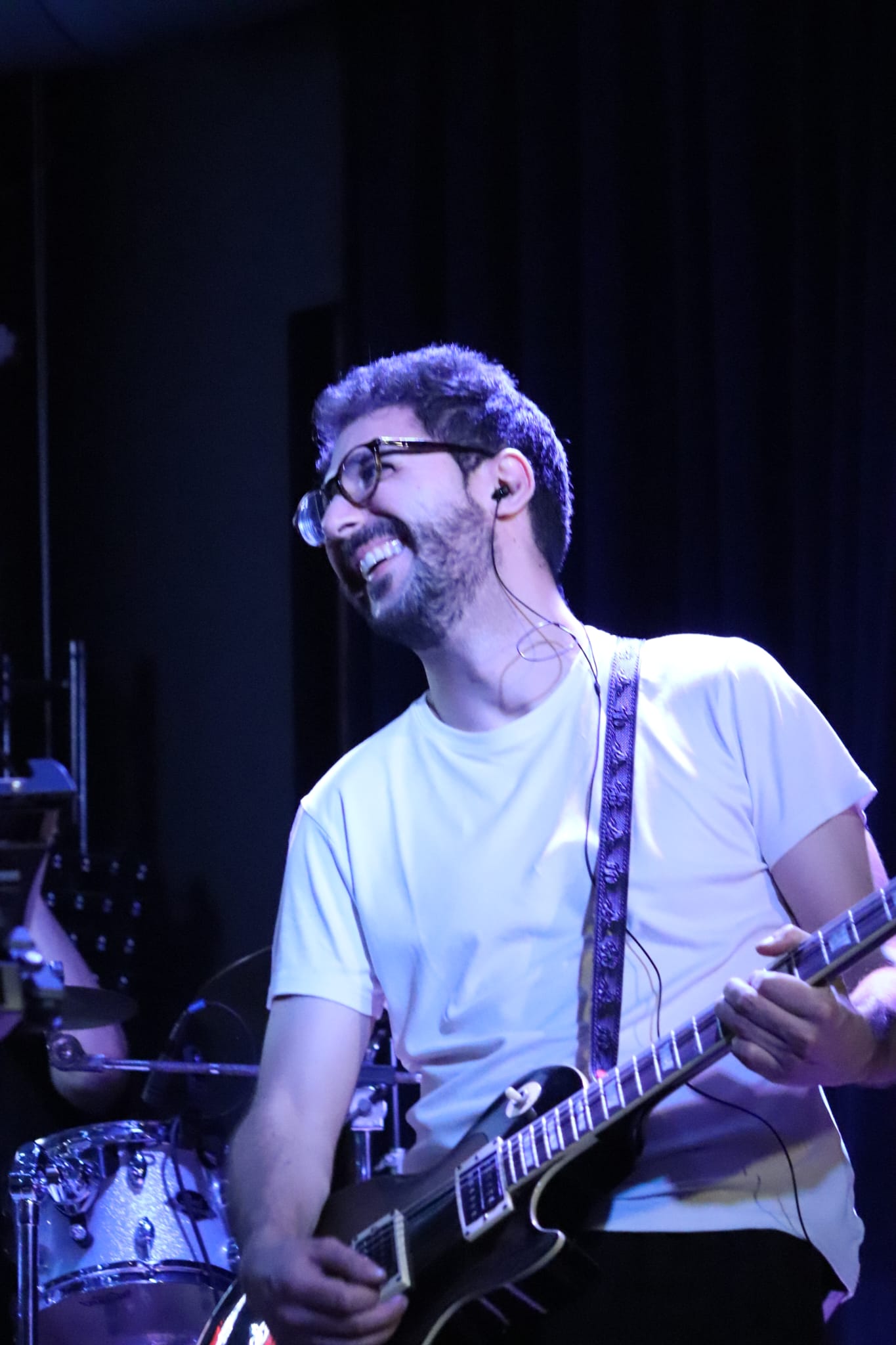 En Xavi rient mentre toca la guitarra